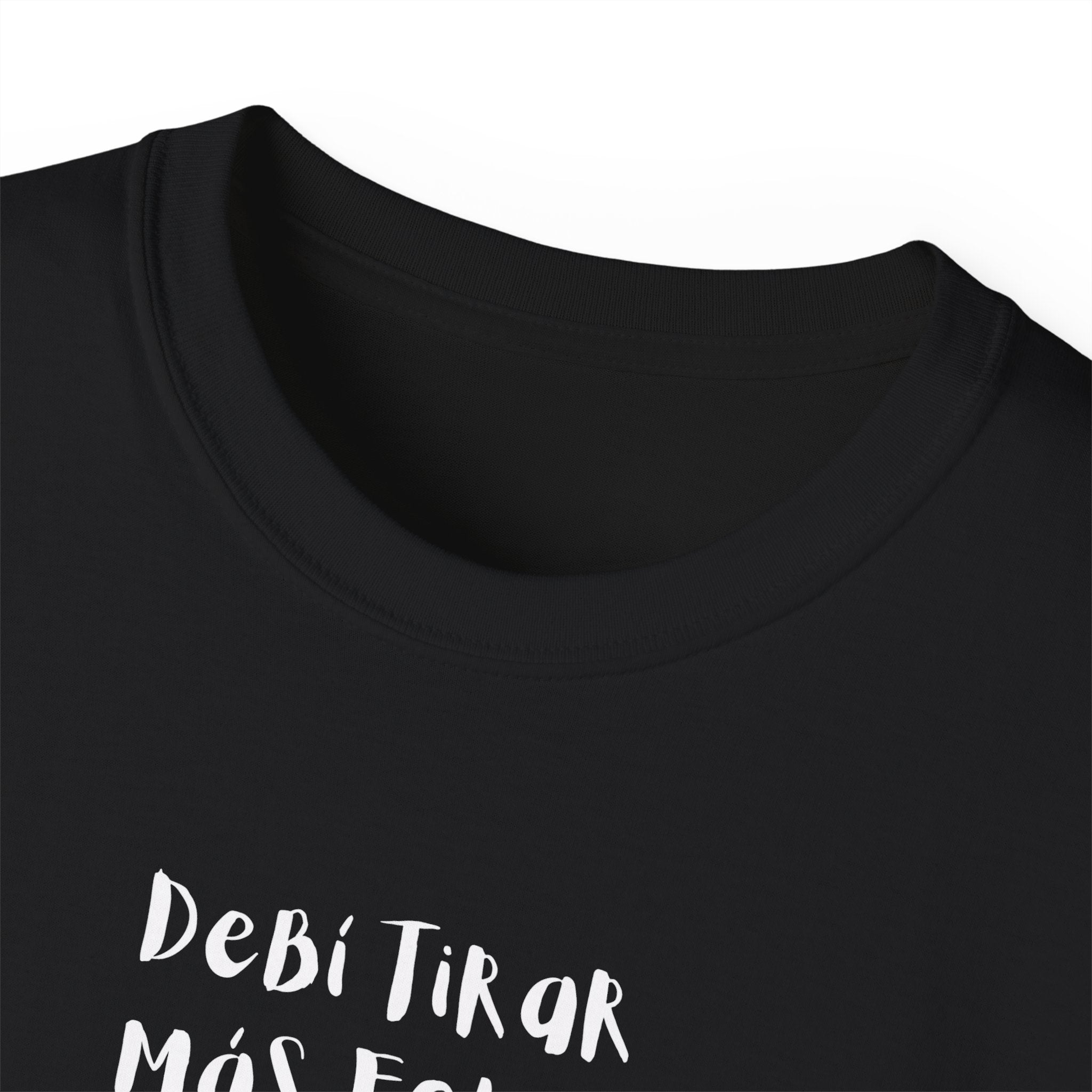 Benito Portrait Tee — "Debi Tirar más fotos" Graphic Cotton T-Shirt