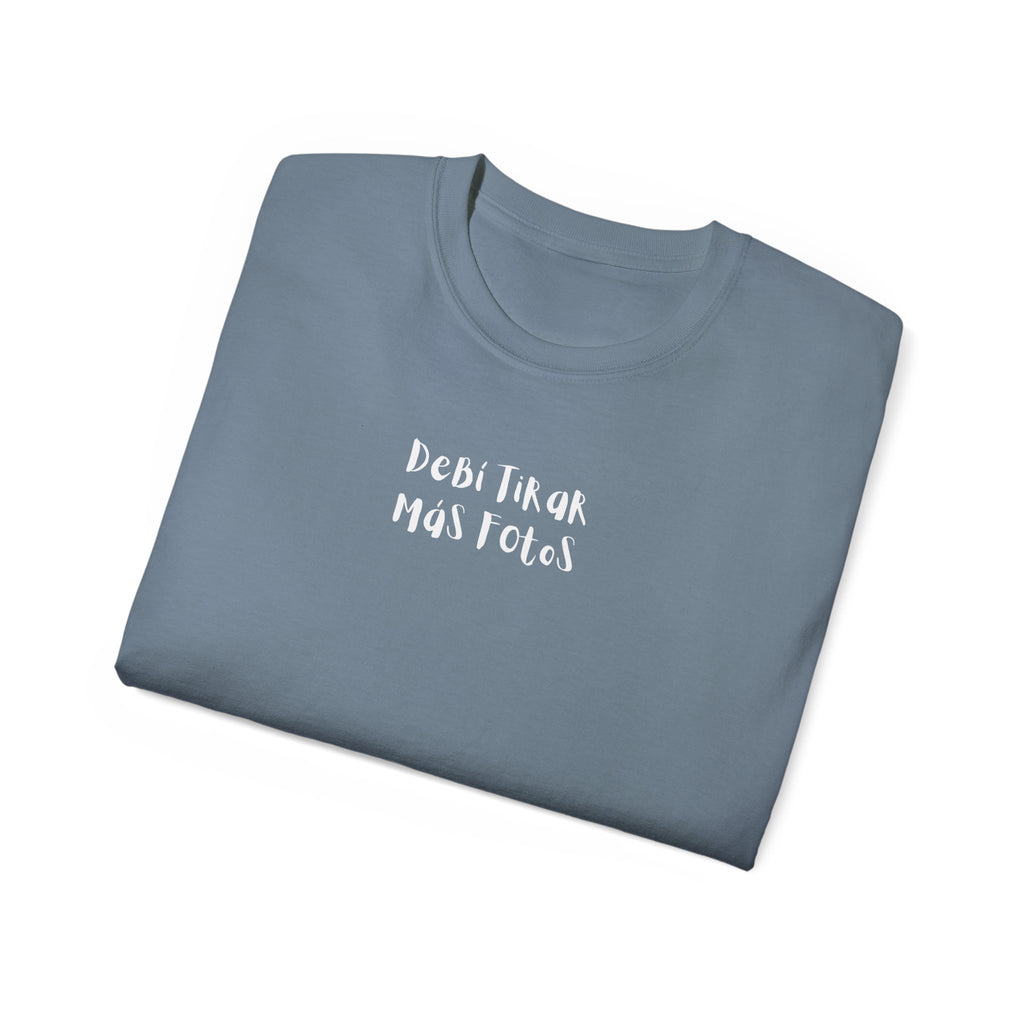Benito Portrait Tee — "Debi Tirar más fotos" Graphic Cotton T-Shirt