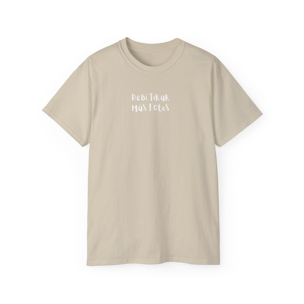Benito Portrait Tee — "Debi Tirar más fotos" Graphic Cotton T-Shirt