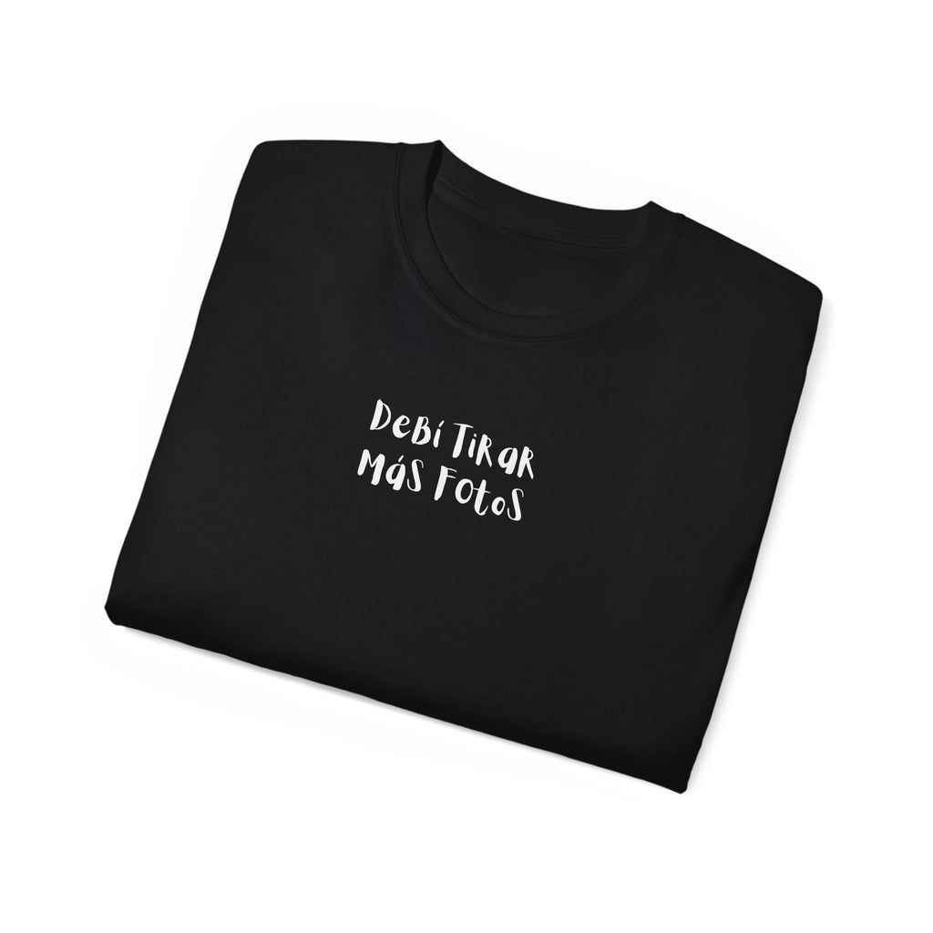 Benito Portrait Tee — "Debi Tirar más fotos" Graphic Cotton T-Shirt