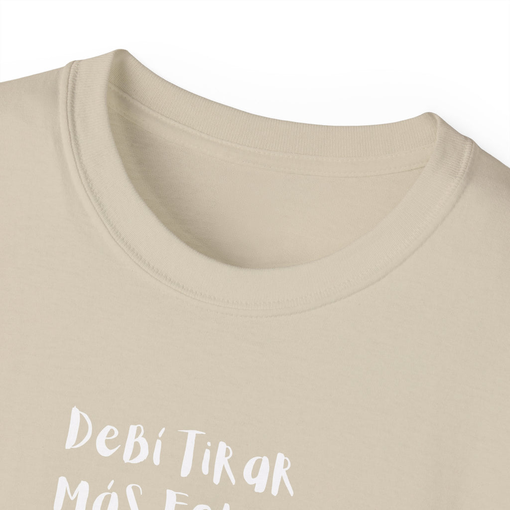 Benito Portrait Tee — "Debi Tirar más fotos" Graphic Cotton T-Shirt