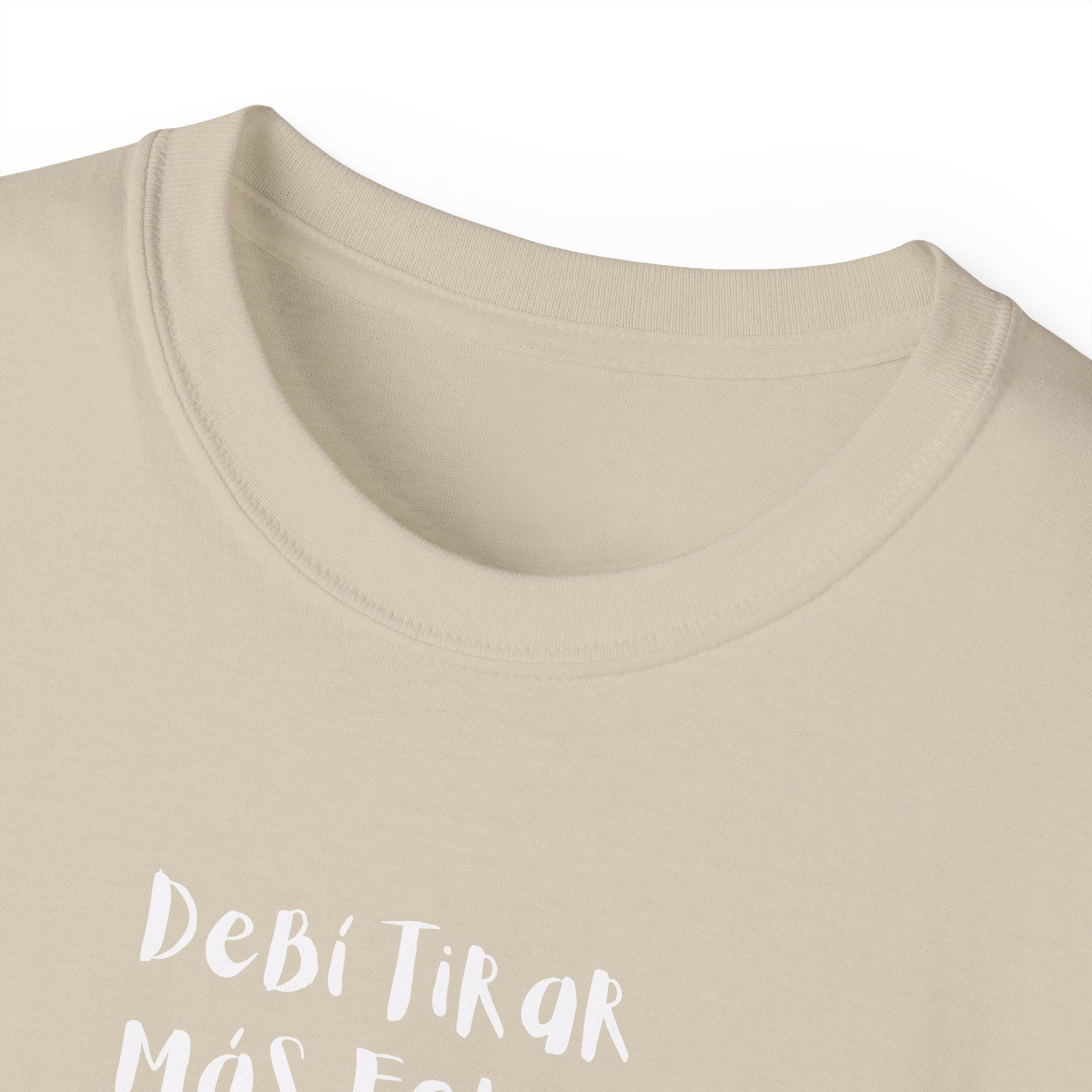 Benito Portrait Tee — "Debi Tirar más fotos" Graphic Cotton T-Shirt