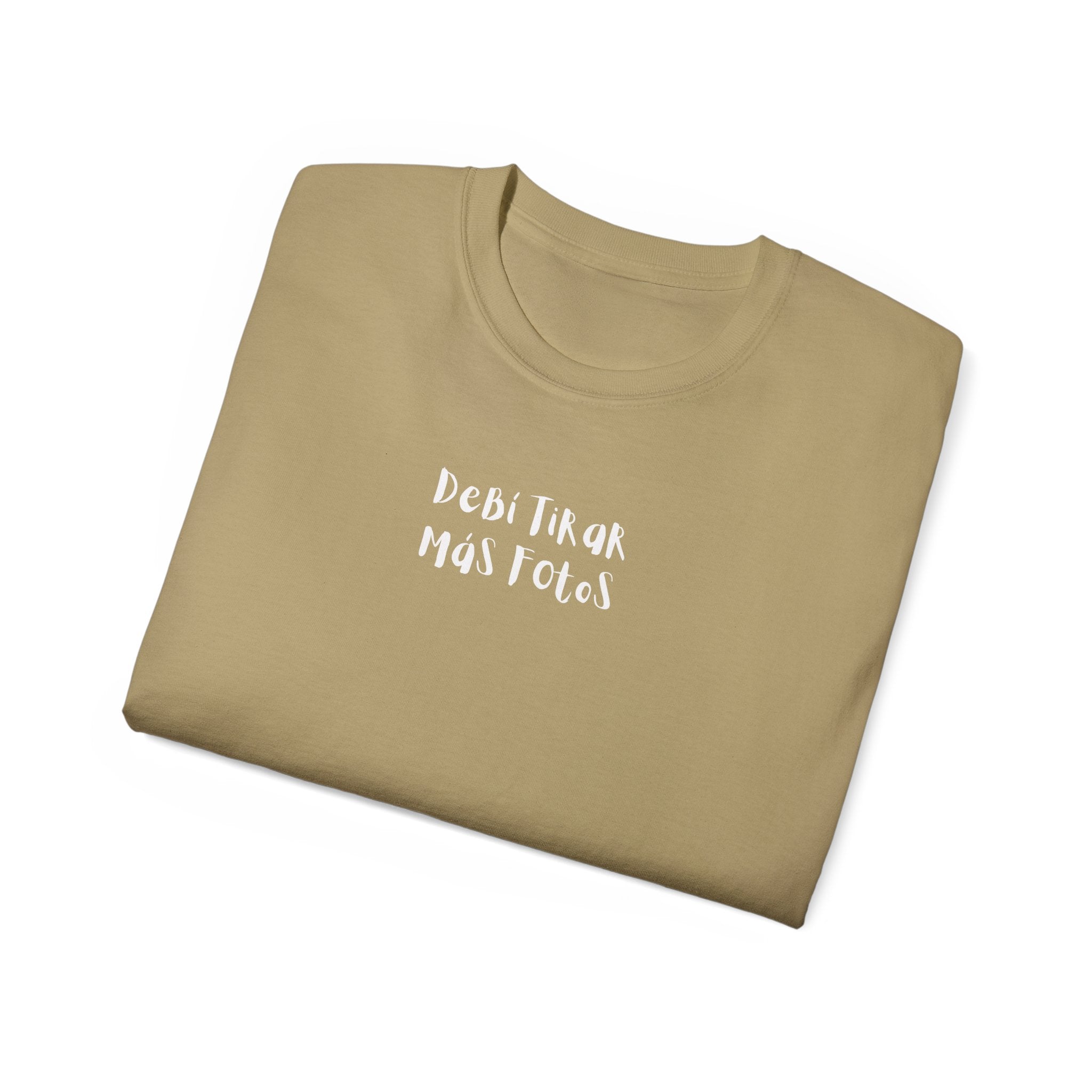 Benito Portrait Tee — "Debi Tirar más fotos" Graphic Cotton T-Shirt
