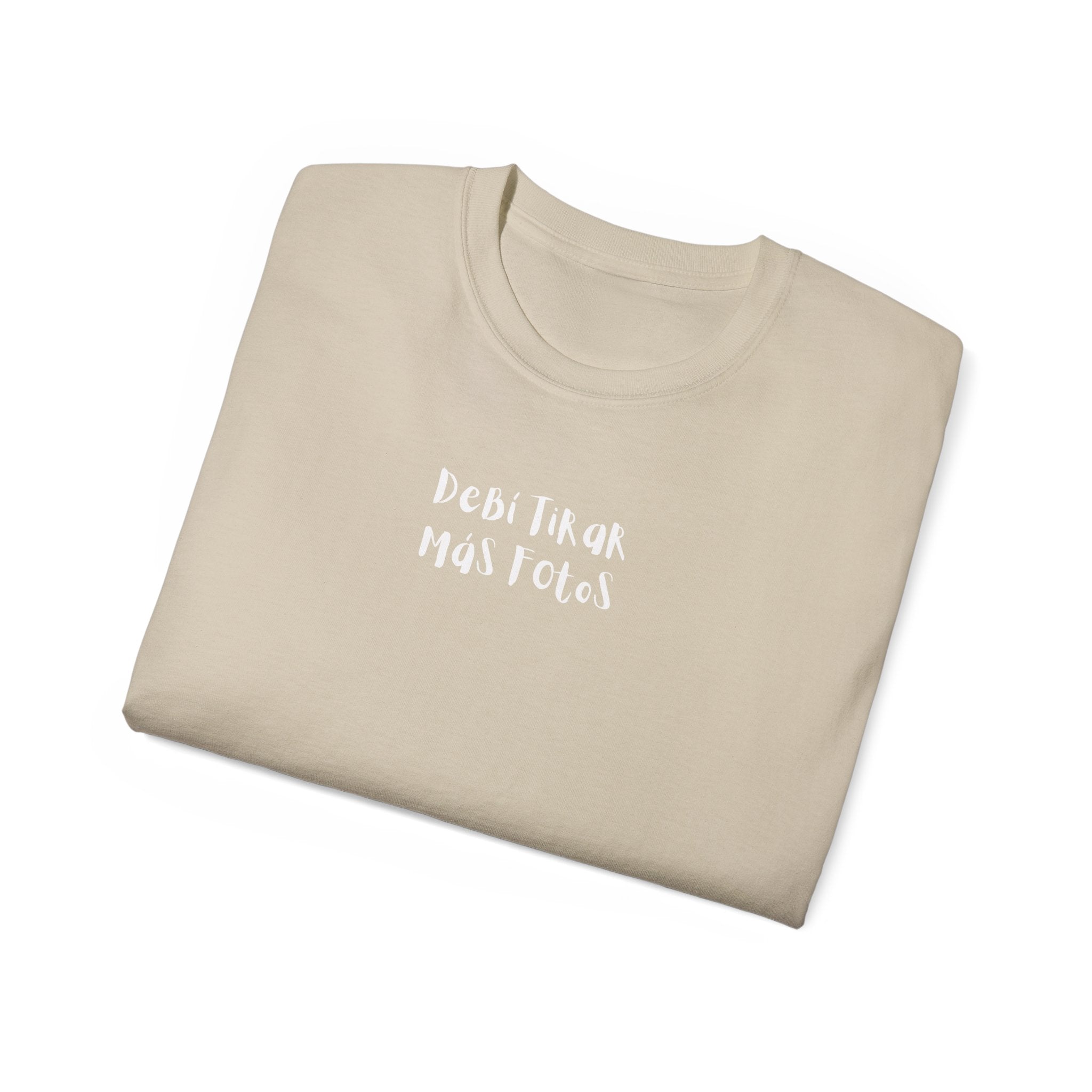 Benito Portrait Tee — "Debi Tirar más fotos" Graphic Cotton T-Shirt